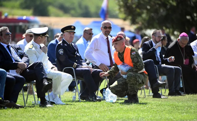 Fotografije iz 'paklenog Knina': Izmjerena čak 43 stupnja, uzvanici se 'kuhali' na stadionu!