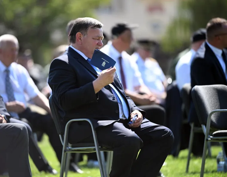 Fotografije iz 'paklenog Knina': Izmjerena čak 43 stupnja, uzvanici se 'kuhali' na stadionu!