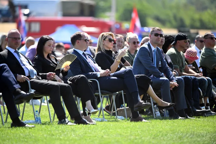Fotografije iz 'paklenog Knina': Izmjerena čak 43 stupnja, uzvanici se 'kuhali' na stadionu!