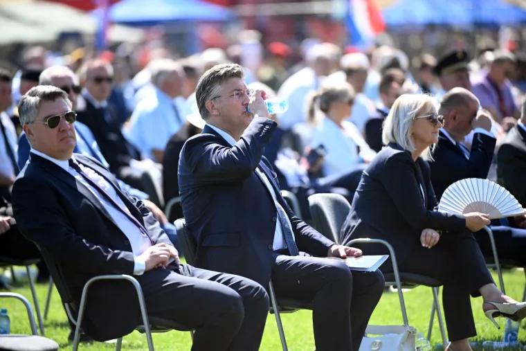 Pogledajte kako su se uzvanici na stadionu NK Dinara u Kninu nosili s nevjerojatnih 43 stupnja