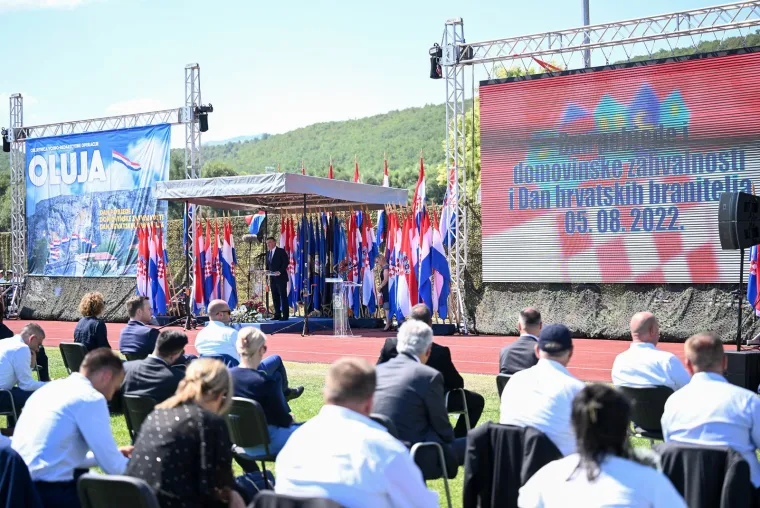 Pogledajte kako su se uzvanici na stadionu NK Dinara u Kninu nosili s nevjerojatnih 43 stupnja