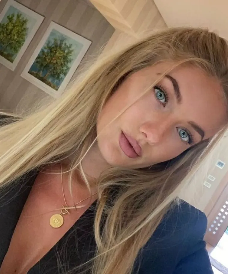 Najseksi sporta&scaron;ica svijeta zapalila internet kratkom haljinicom i &scaron;tiklama: 'Izgleda&scaron; senzacionalno, wow, zadivljujuće'