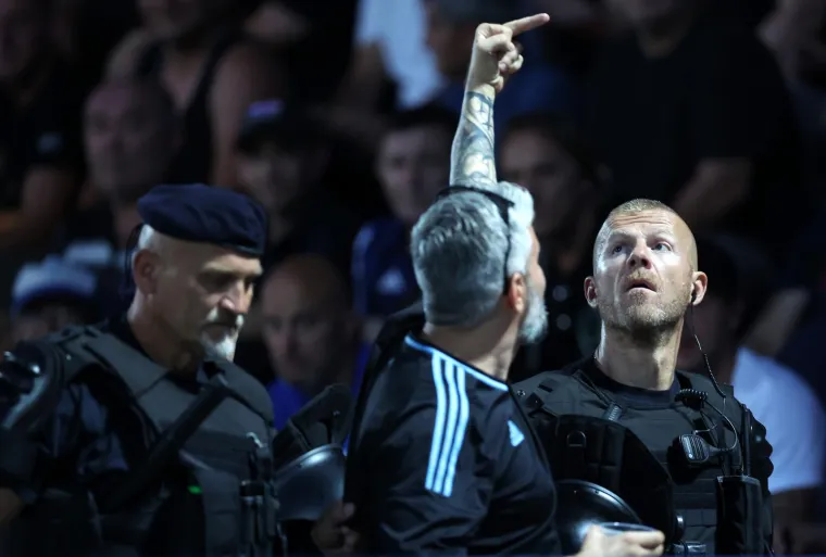 Jednog je navijača Dinama interventna odvela s domaće tribine, on počastio sve srednjim prstom: Boysi se poklonili slavnim Pumama