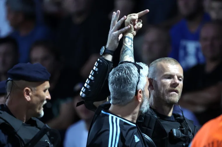 Jednog je navijača Dinama interventna odvela s domaće tribine, on počastio sve srednjim prstom: Boysi se poklonili slavnim Pumama