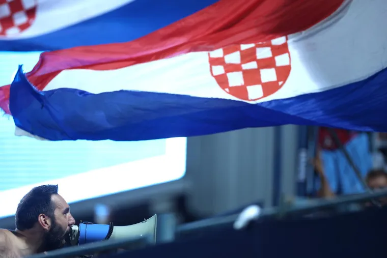 Jednog je navijača Dinama interventna odvela s domaće tribine, on počastio sve srednjim prstom: Boysi se poklonili slavnim Pumama