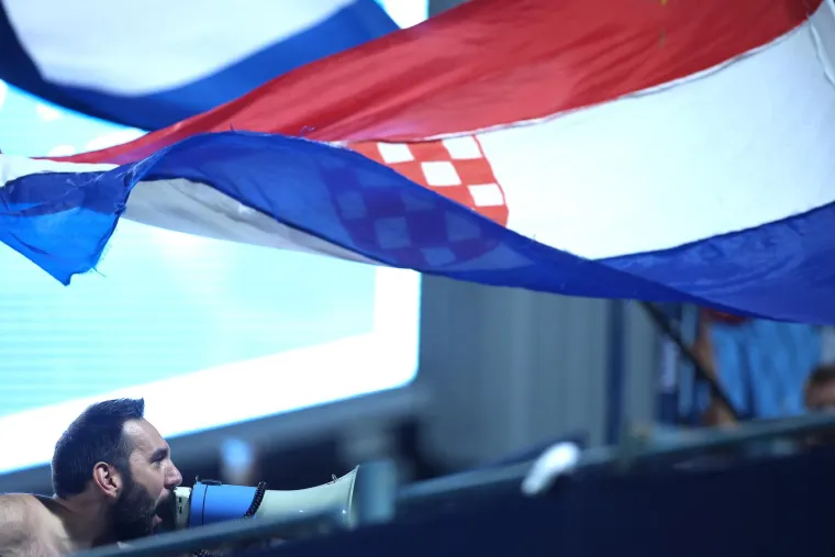 Jednog je navijača Dinama interventna odvela s domaće tribine, on počastio sve srednjim prstom: Boysi se poklonili slavnim Pumama