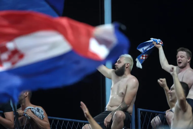 Jednog je navijača Dinama interventna odvela s domaće tribine, on počastio sve srednjim prstom: Boysi se poklonili slavnim Pumama