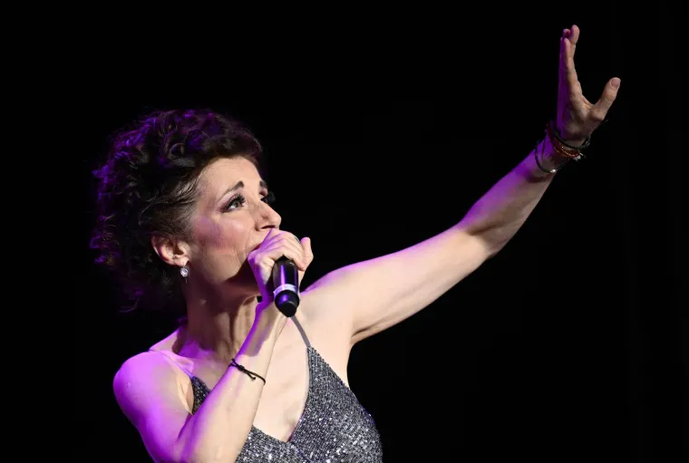 Glazbena diva zabljesnula na koncertu u Kninu: Pogledajte kako je prštalo od emocija u Zvonimirovom gradu