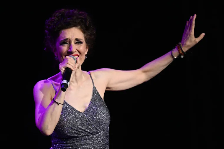 Glazbena diva zabljesnula na koncertu u Kninu: Pogledajte kako je prštalo od emocija u Zvonimirovom gradu