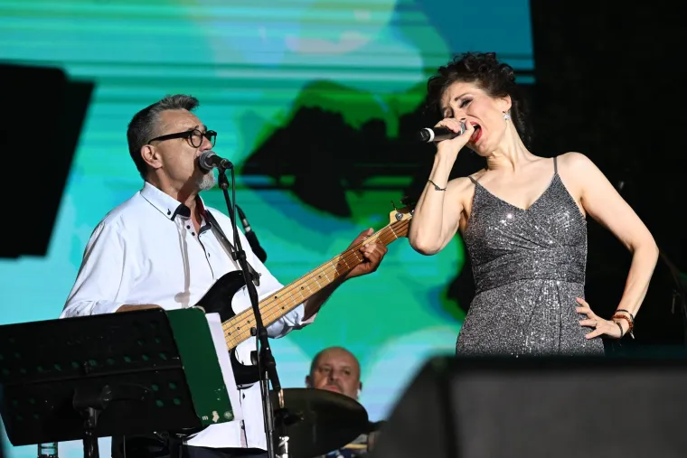 Glazbena diva zabljesnula na koncertu u Kninu: Pogledajte kako je prštalo od emocija u Zvonimirovom gradu