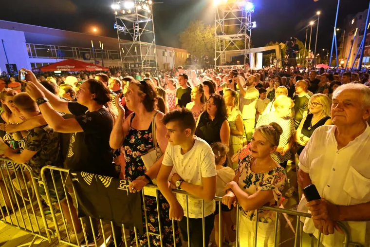 Glazbena diva zabljesnula na koncertu u Kninu: Pogledajte kako je prštalo od emocija u Zvonimirovom gradu