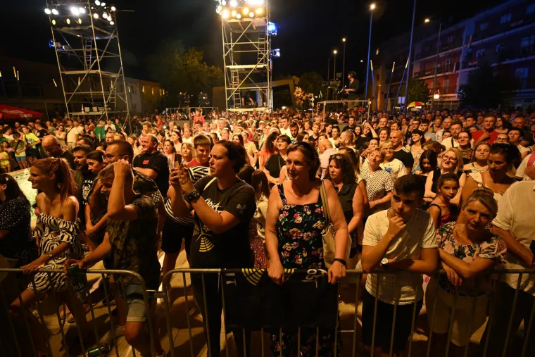 Glazbena diva zabljesnula na koncertu u Kninu: Pogledajte kako je prštalo od emocija u Zvonimirovom gradu