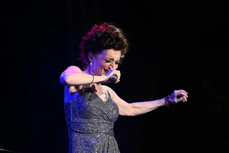 Glazbena diva zabljesnula na koncertu u Kninu: Pogledajte kako je prštalo od emocija u Zvonimirovom gradu