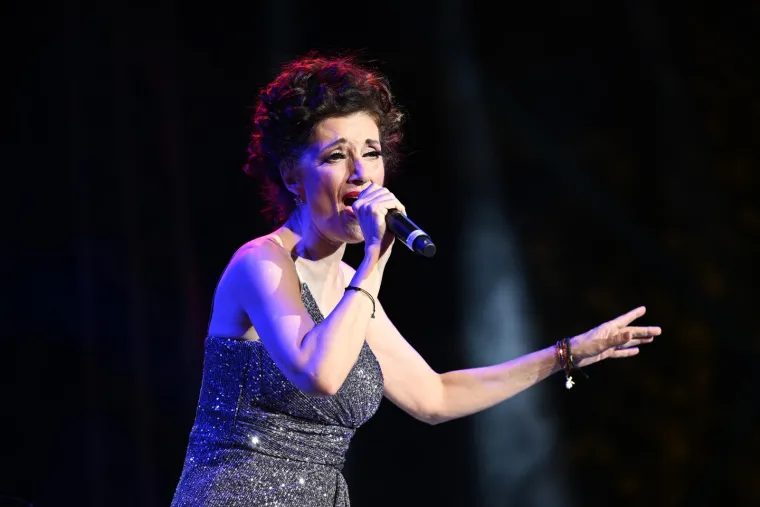 Glazbena diva zabljesnula na koncertu u Kninu: Pogledajte kako je prštalo od emocija u Zvonimirovom gradu