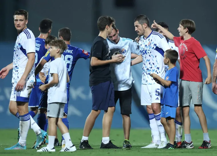 Igrači Dinama do&scaron;li pred tribinu s Boysima u Varaždinu, izraz na njihovim licima rekao je sve