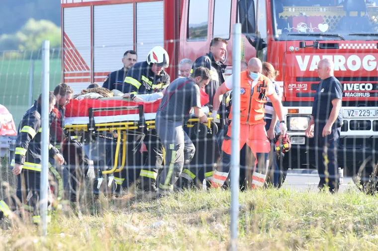 Fotografije s mjesta nesreće otkrivaju užas na autocesti A4: Ima puno poginulih, u tijeku je spašavaje ranjenih putnika