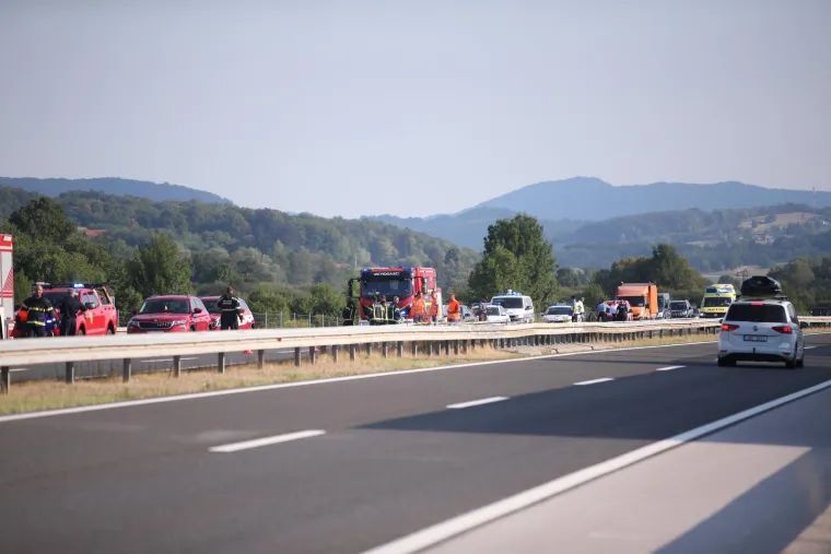 Fotografije s mjesta nesreće otkrivaju užas na autocesti A4: Ima puno poginulih, u tijeku je spašavaje ranjenih putnika