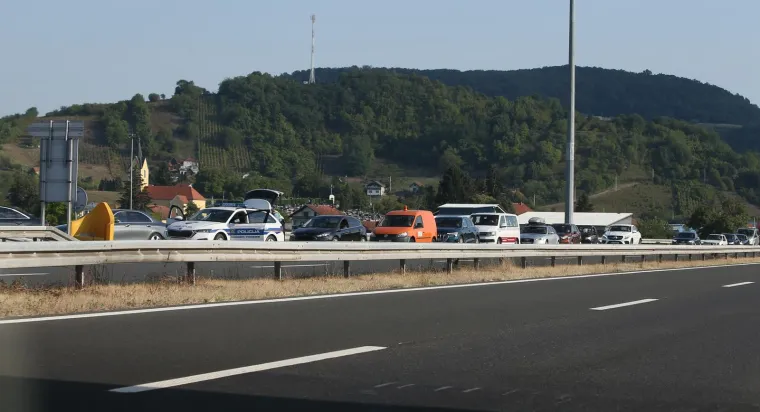Fotografije s mjesta nesreće otkrivaju užas na autocesti A4: Ima puno poginulih, u tijeku je spašavaje ranjenih putnika