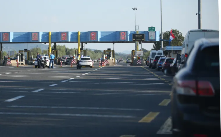 Fotografije s mjesta nesreće otkrivaju užas na autocesti A4: Ima puno poginulih, u tijeku je spa&scaron;avaje ranjenih putnika