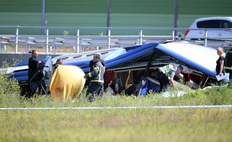 Fotografije s mjesta nesreće otkrivaju užas na autocesti A4: Ima puno poginulih, u tijeku je spa&scaron;avaje ranjenih putnika