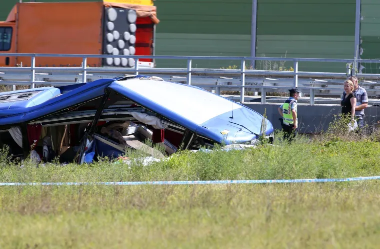Fotografije s mjesta nesreće otkrivaju užas na autocesti A4: Ima puno poginulih, u tijeku je spa&scaron;avaje ranjenih putnika