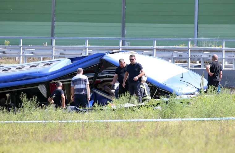 Fotografije s mjesta nesreće otkrivaju užas na autocesti A4: Ima puno poginulih, u tijeku je spa&scaron;avaje ranjenih putnika