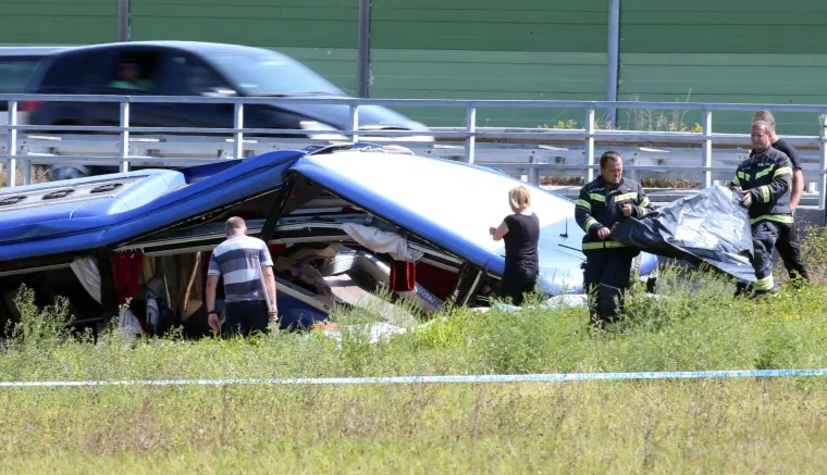 Fotografije s mjesta nesreće otkrivaju užas na autocesti A4: Ima puno poginulih, u tijeku je spa&scaron;avaje ranjenih putnika