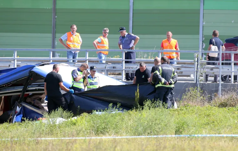 Fotografije s mjesta nesreće otkrivaju užas na autocesti A4: Ima puno poginulih, u tijeku je spa&scaron;avaje ranjenih putnika