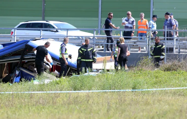 Fotografije s mjesta nesreće otkrivaju užas na autocesti A4: Ima puno poginulih, u tijeku je spa&scaron;avaje ranjenih putnika