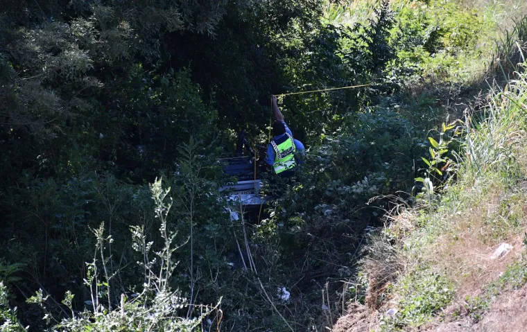 Dva mladića poginula, a još trojica ozlijeđena u slijetanju automobila s kolnika u Sikirevcima
