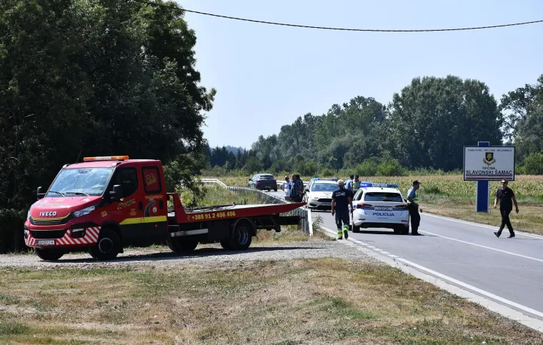 Dva mladića poginula, a još trojica ozlijeđena u slijetanju automobila s kolnika u Sikirevcima