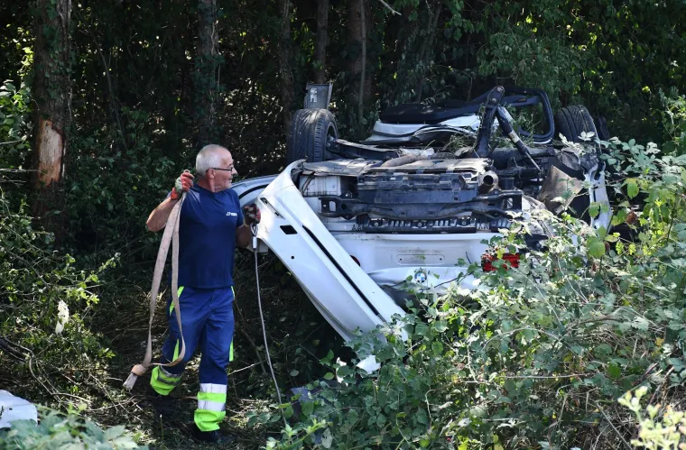 Dva mladića poginula, a još trojica ozlijeđena u slijetanju automobila s kolnika u Sikirevcima