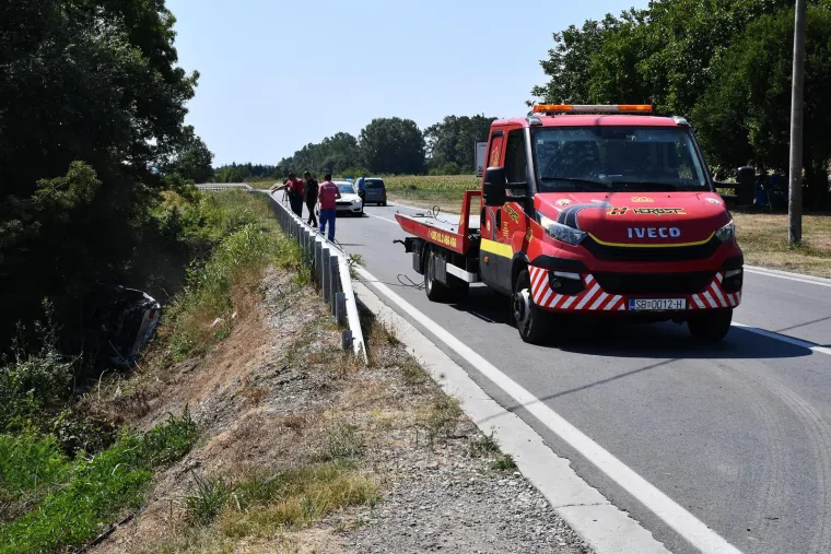 Dva mladića poginula, a jo&scaron; trojica ozlijeđena u slijetanju automobila s kolnika u Sikirevcima