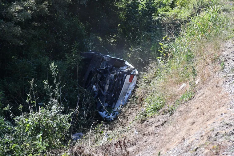 Dva mladića poginula, a jo&scaron; trojica ozlijeđena u slijetanju automobila s kolnika u Sikirevcima