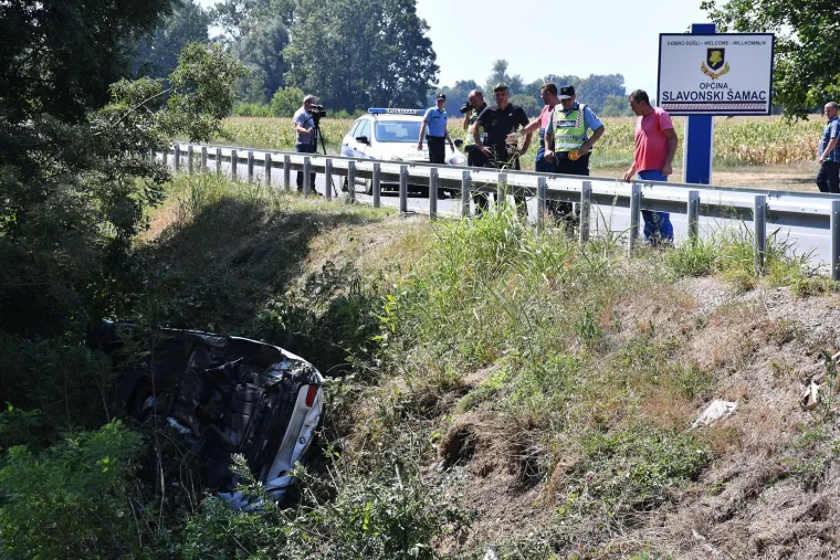 Dva mladića poginula, a jo&scaron; trojica ozlijeđena u slijetanju automobila s kolnika u Sikirevcima