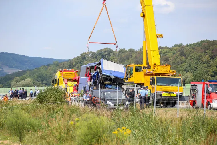 Pogledajte izvlačenje poljskog autobusa nakon stravične nesreće u kojoj je poginulo 12 ljudi