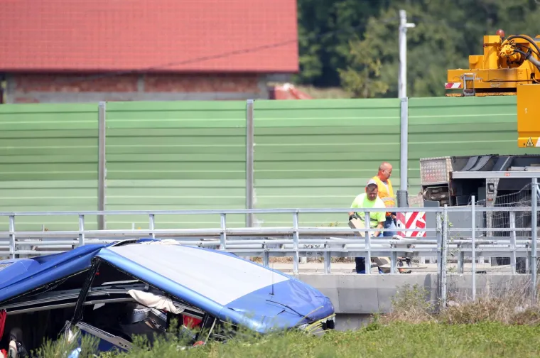 Pogledajte izvlačenje poljskog autobusa nakon stravične nesreće u kojoj je poginulo 12 ljudi