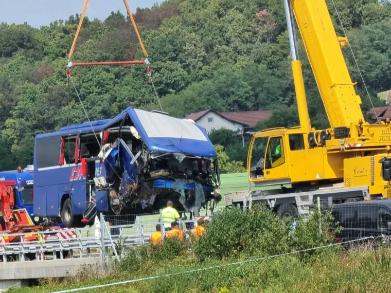 Pogledajte trenutke izvlačenja poljskog autobusa koji je u subotu ujutro sletio s autoceste te je 12 putnika poginulo, 32 je ozlijeđeno
