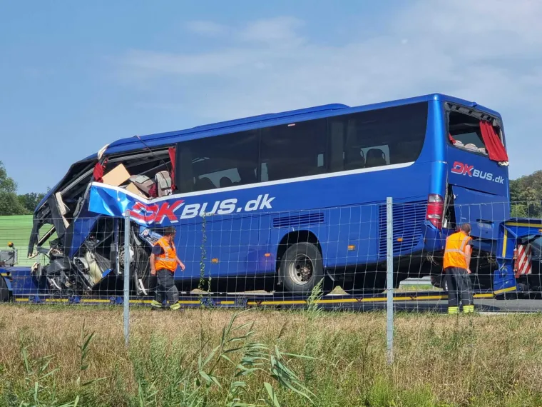 Pogledajte trenutke izvlačenja poljskog autobusa koji je u subotu ujutro sletio s autoceste te je 12 putnika poginulo, 32 je ozlijeđeno