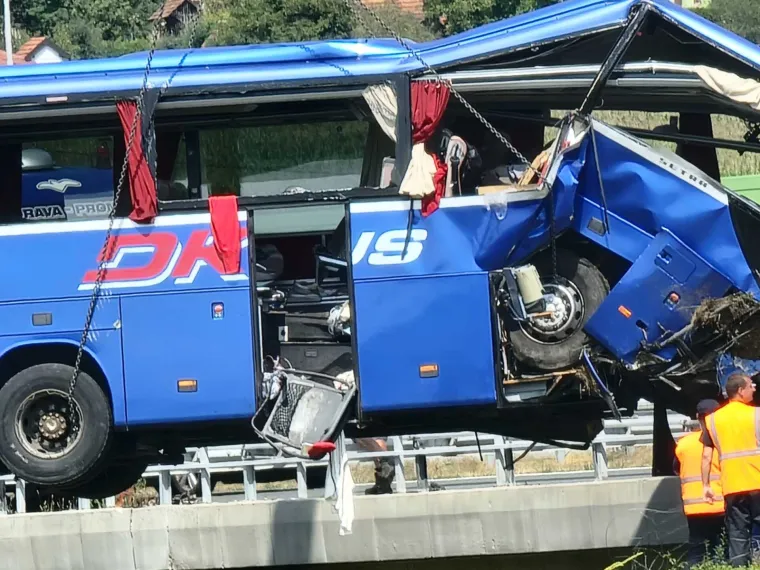 Pogledajte trenutke izvlačenja poljskog autobusa koji je u subotu ujutro sletio s autoceste te je 12 putnika poginulo, 32 je ozlijeđeno