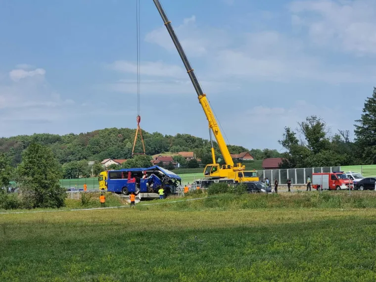 Pogledajte trenutke izvlačenja poljskog autobusa koji je u subotu ujutro sletio s autoceste te je 12 putnika poginulo, 32 je ozlijeđeno