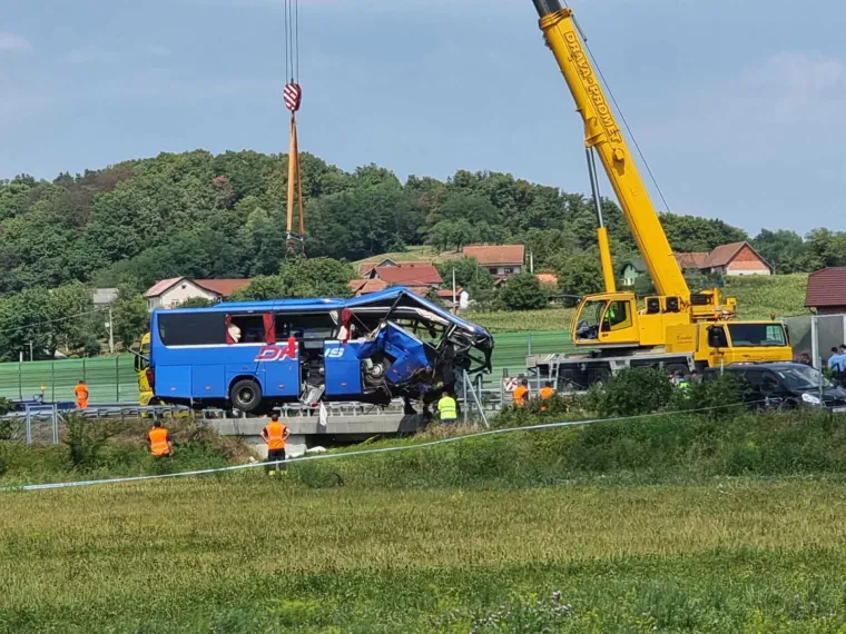 Pogledajte trenutke izvlačenja poljskog autobusa koji je u subotu ujutro sletio s autoceste te je 12 putnika poginulo, 32 je ozlijeđeno