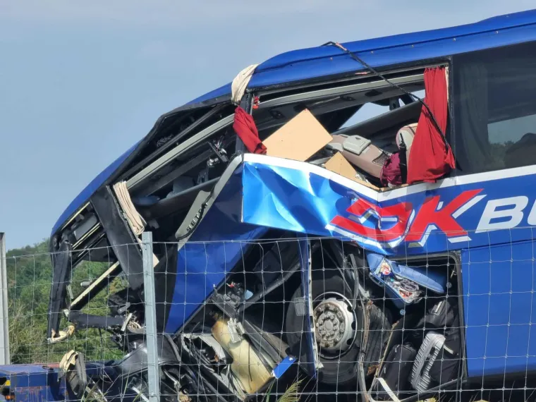 Pogledajte trenutke izvlačenja poljskog autobusa koji je u subotu ujutro sletio s autoceste te je 12 putnika poginulo, 32 je ozlijeđeno