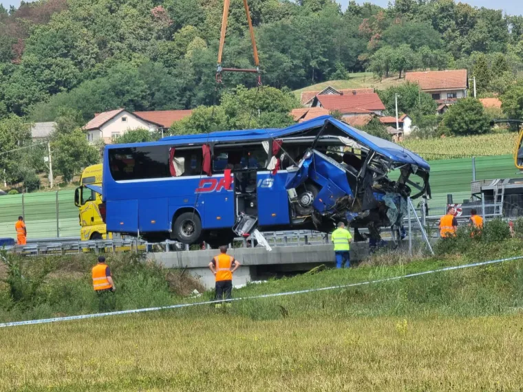 Pogledajte trenutke izvlačenja poljskog autobusa koji je u subotu ujutro sletio s autoceste te je 12 putnika poginulo, 32 je ozlijeđeno