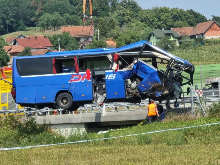 Pogledajte trenutke izvlačenja poljskog autobusa koji je u subotu ujutro sletio s autoceste te je 12 putnika poginulo, 32 je ozlijeđeno