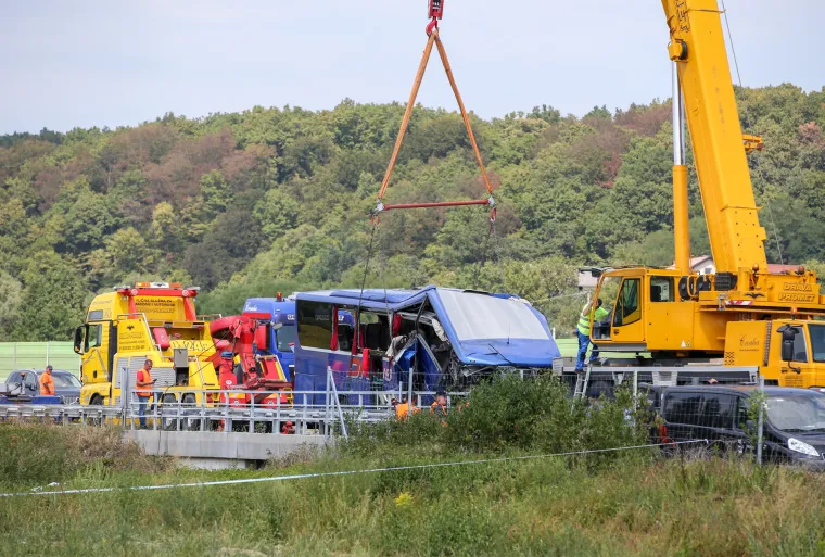 Pogledajte trenutke izvlačenja poljskog autobusa koji je u subotu ujutro sletio s autoceste te je 12 putnika poginulo, 32 je ozlijeđeno