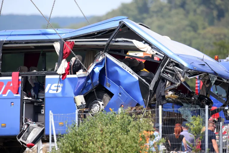 Pogledajte trenutke izvlačenja poljskog autobusa koji je u subotu ujutro sletio s autoceste te je 12 putnika poginulo, 32 je ozlijeđeno