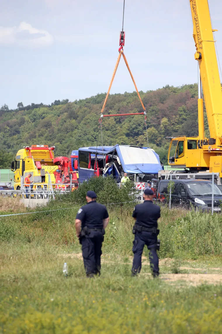 Pogledajte trenutke izvlačenja poljskog autobusa koji je u subotu ujutro sletio s autoceste te je 12 putnika poginulo, 32 je ozlijeđeno