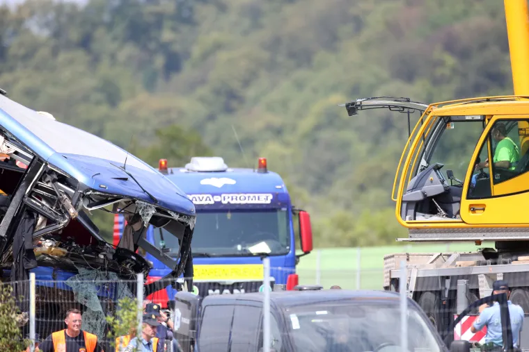 Pogledajte trenutke izvlačenja poljskog autobusa koji je u subotu ujutro sletio s autoceste te je 12 putnika poginulo, 32 je ozlijeđeno
