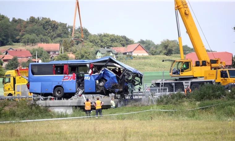 Pogledajte trenutke izvlačenja poljskog autobusa koji je u subotu ujutro sletio s autoceste te je 12 putnika poginulo, 32 je ozlijeđeno